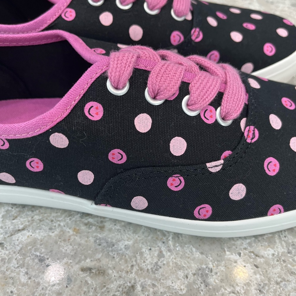 NWT Old Navy Black Canvas Sneakers  Light & Bright Pink Polka Dots Size 5Y - Picture 2 of 5